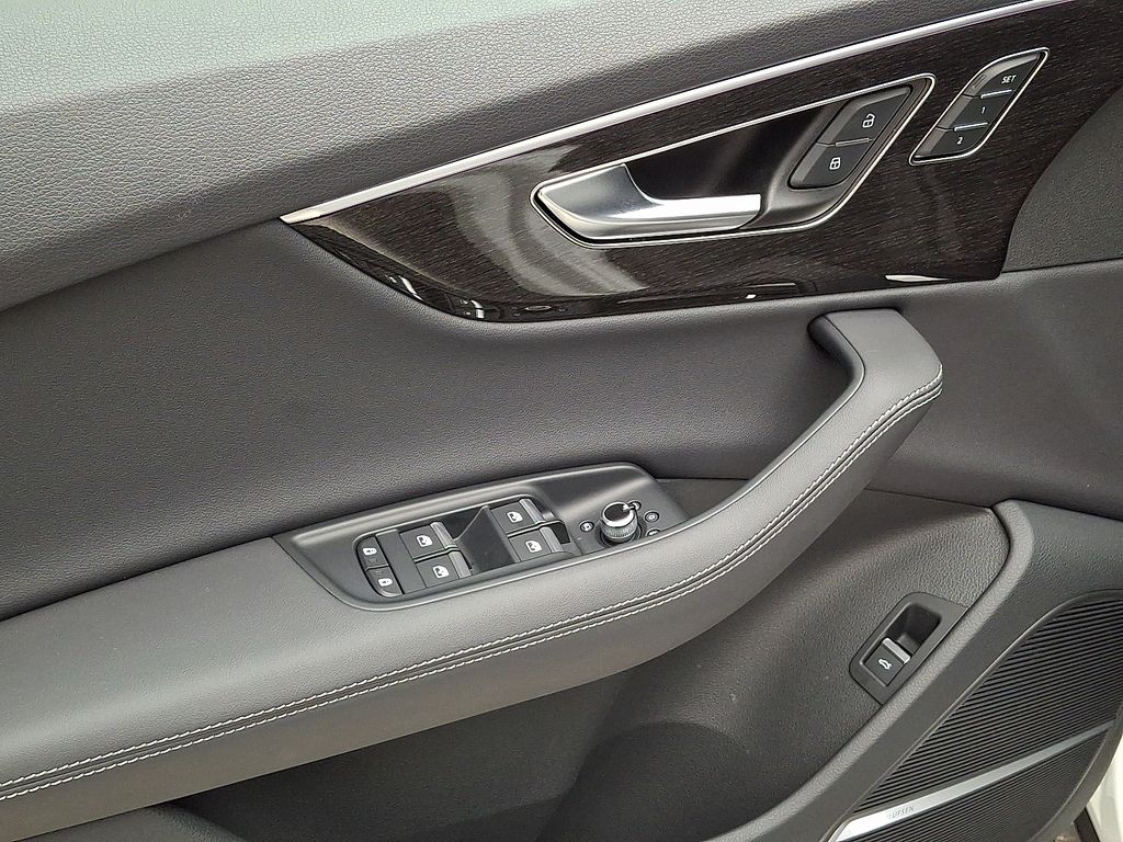 Thumbnail: 2025 Audi Q7 - 12