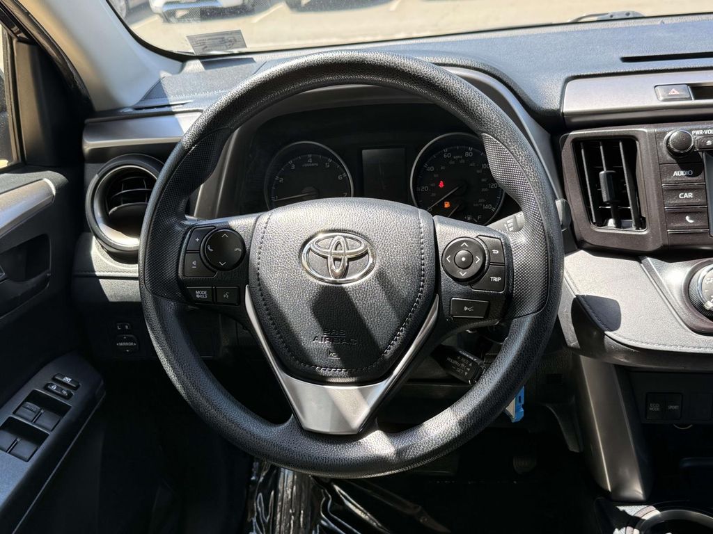 2018 Toyota RAV4 LE - Photo 18