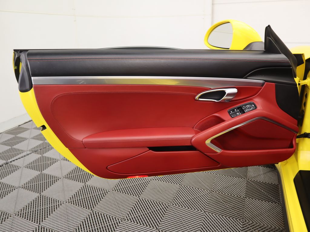 Thumbnail: 2016 Porsche 911 - 32