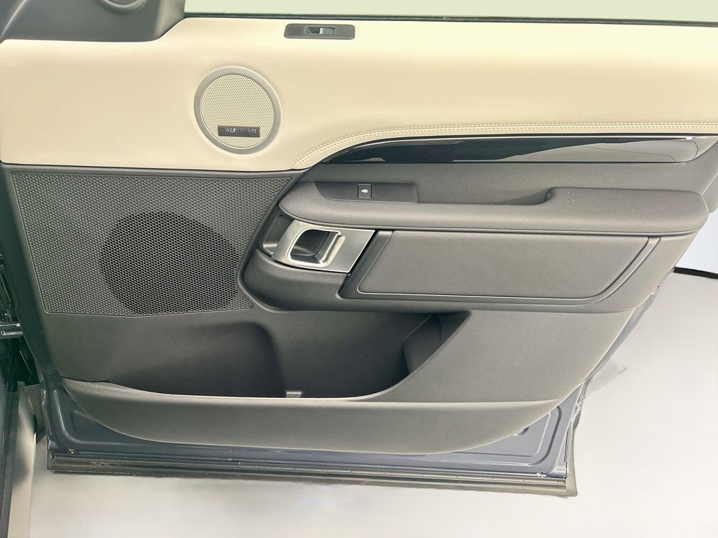 Thumbnail: 2026 Land Rover Discovery - 23