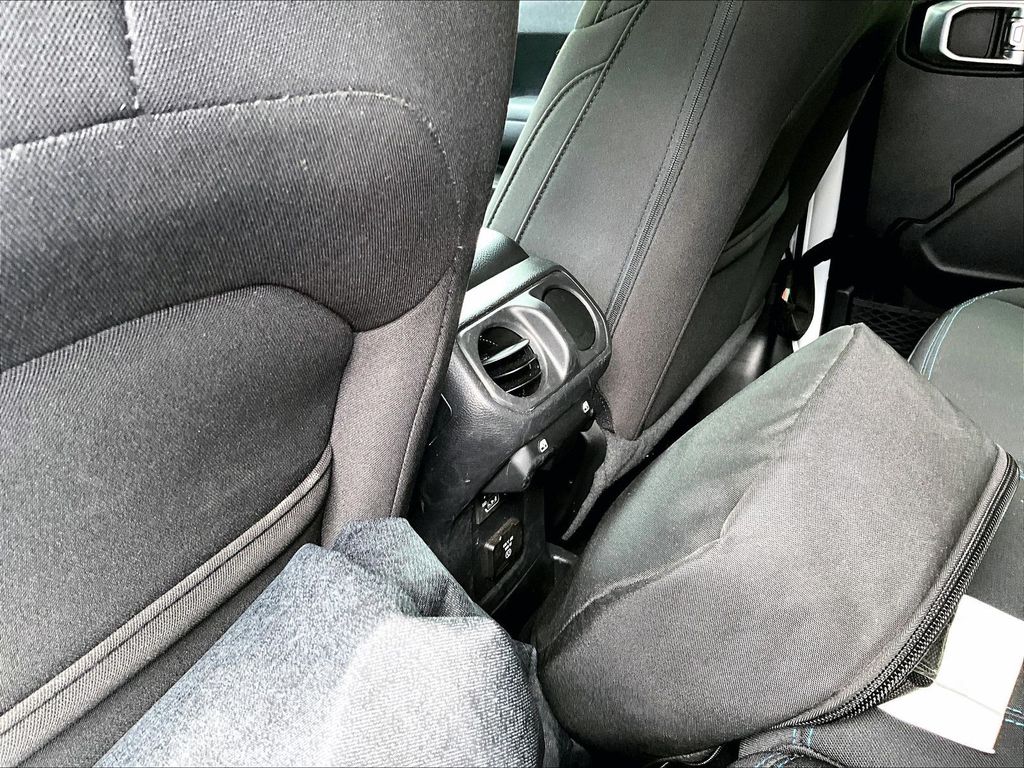 2023 Jeep Wrangler — photo 22