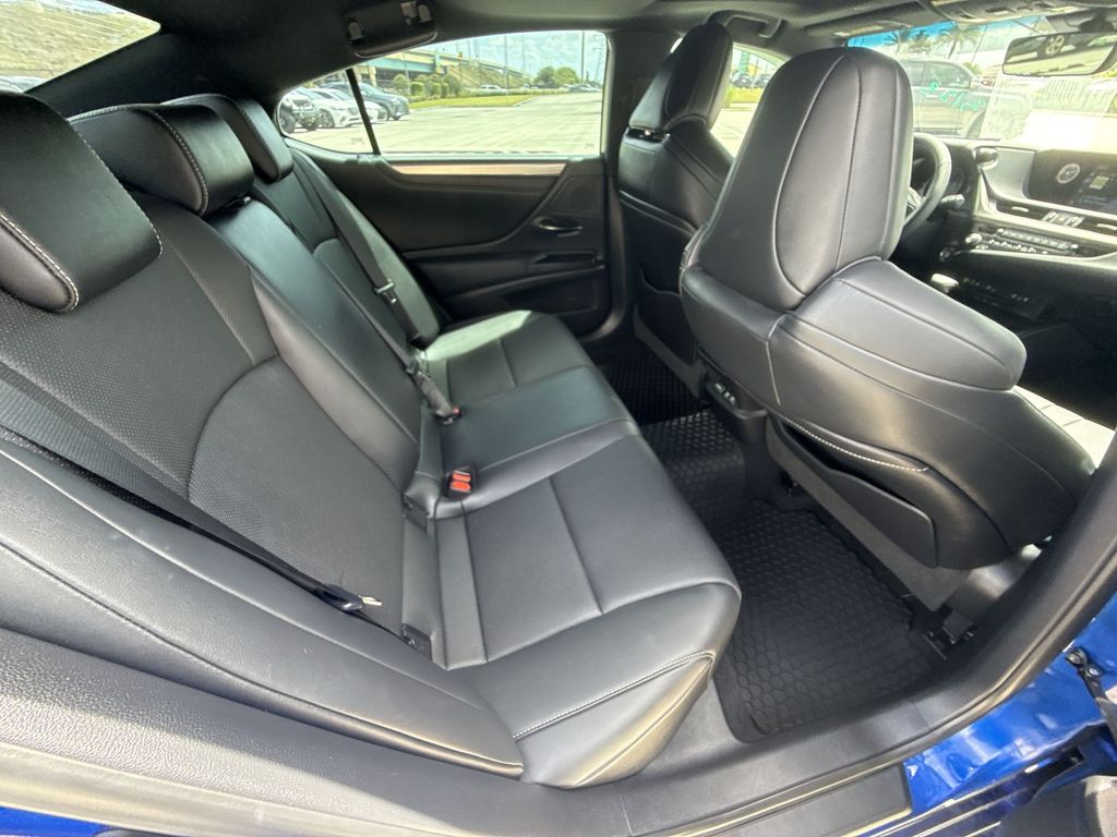 Thumbnail: 2021 Lexus ES - 17