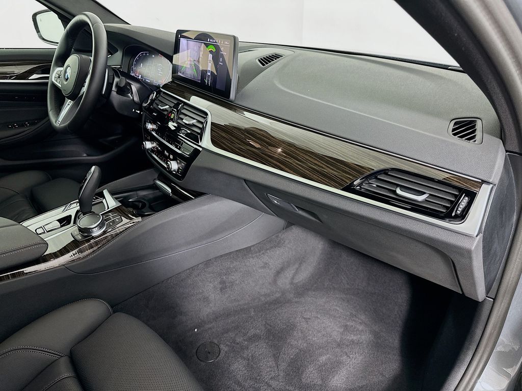 Thumbnail: 2023 BMW 5 Series - 30