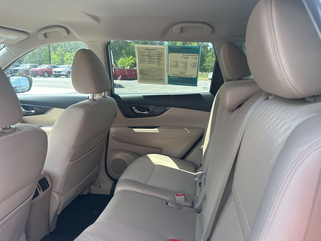 2018 Pearl White Nissan Rogue SV FWD SUV