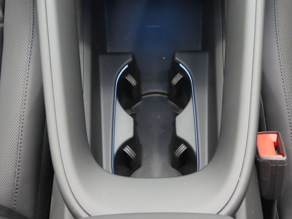Thumbnail: 2026 Porsche Macan - 32