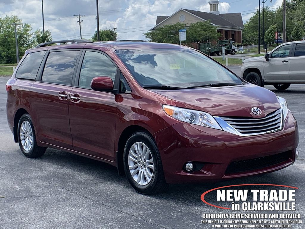2017 Toyota Sienna XLE 7-Passenger Auto Access Seat FWD