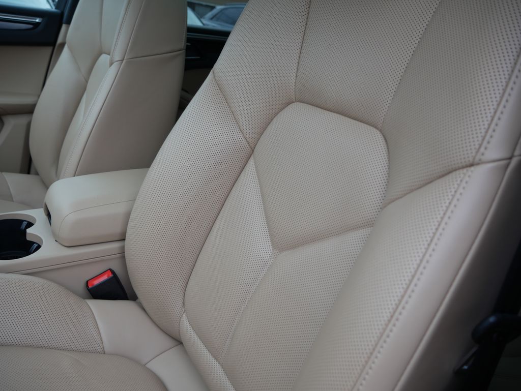 Thumbnail: 2023 Porsche Macan - 19