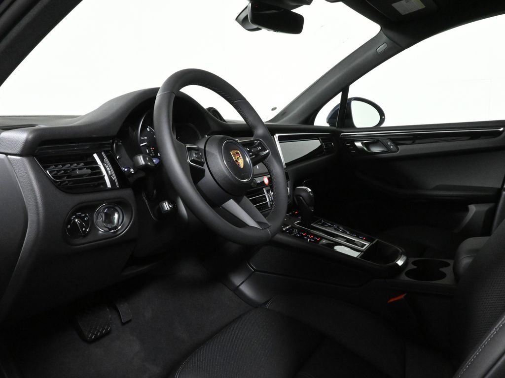 Thumbnail: 2025 Porsche Macan - 4
