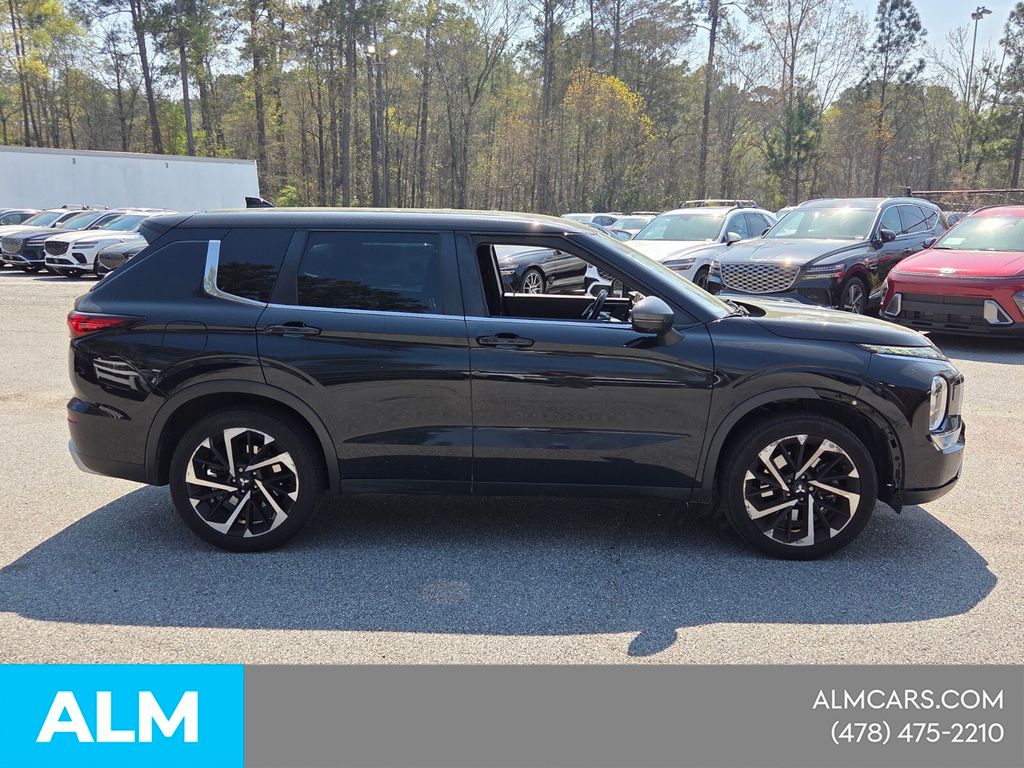 Used 2022  Mitsubishi SE image 17