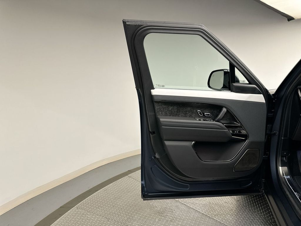 2025 Land Rover Range Rover Sport  9