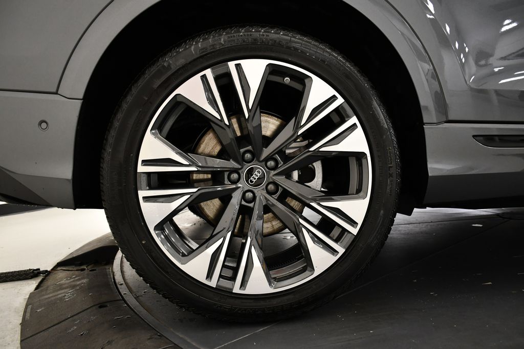 Thumbnail: 2026 Audi Q8 - 16