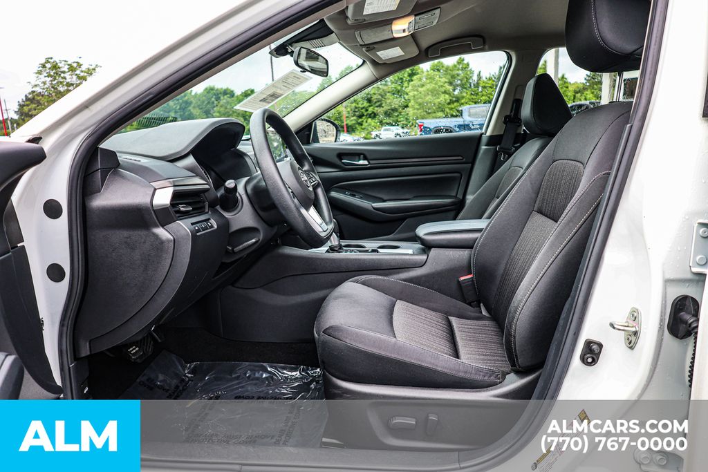 Used 2025 White Nissan 2.5 SV image 18