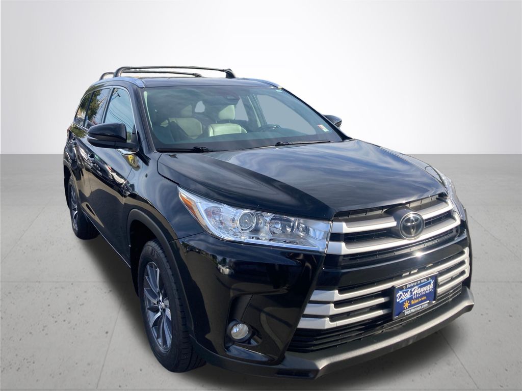 Used 2017 Toyota Highlander XLE with VIN 5TDJZRFHXHS449528 for sale in Gladstone, OR