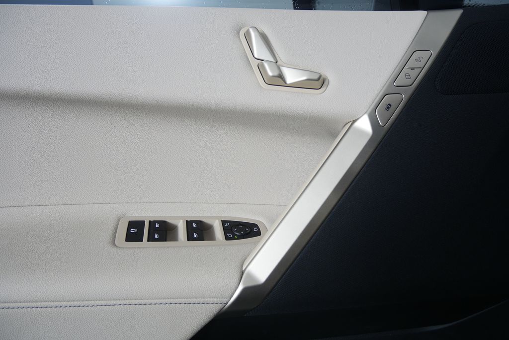 Thumbnail: 2023 BMW iX - 8
