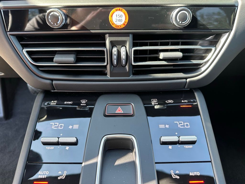 Thumbnail: 2025 Porsche Macan - 30