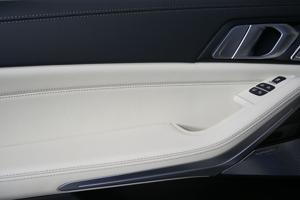 Thumbnail: 2026 BMW X7 - 15