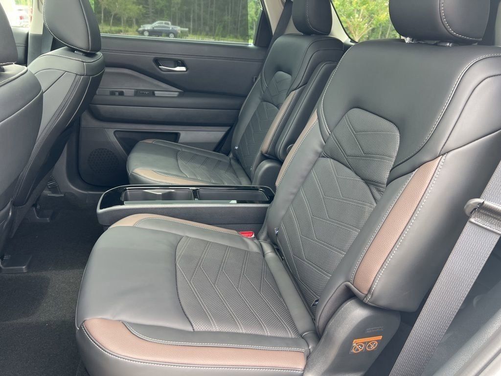 2025 Everest White Pearl Tricoat Nissan Pathfinder Platinum 4X4 SUV