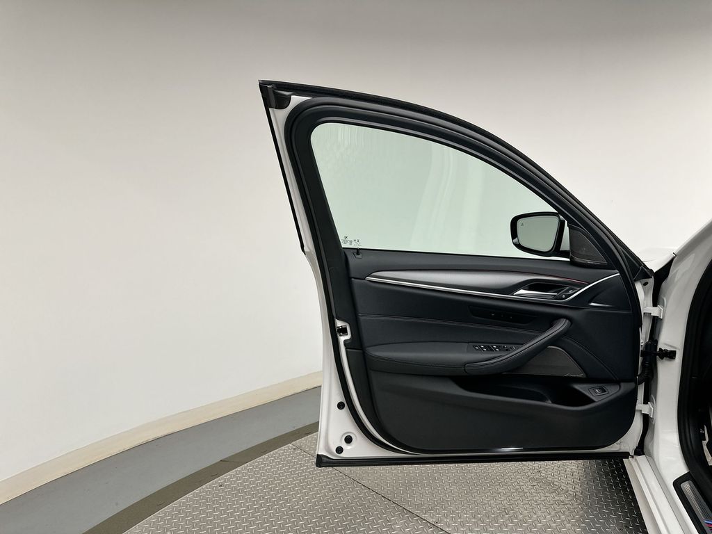Thumbnail: 2022 BMW 5 Series - 8