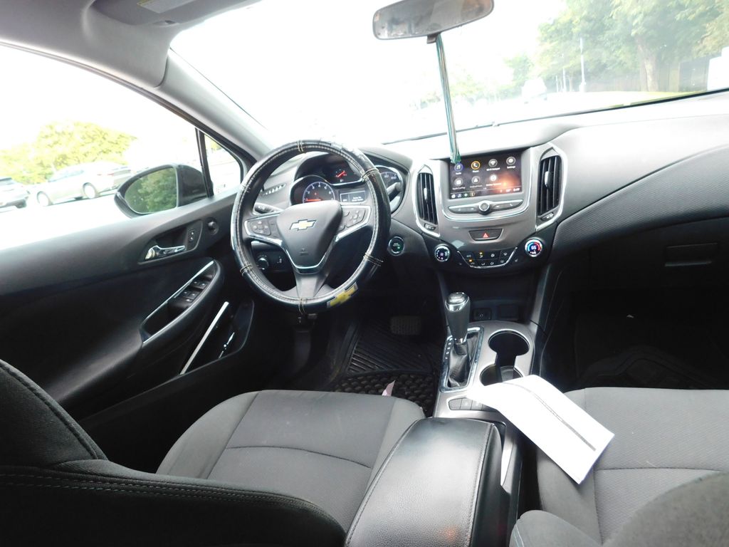 Thumbnail: 2019 Chevrolet Cruze - 6