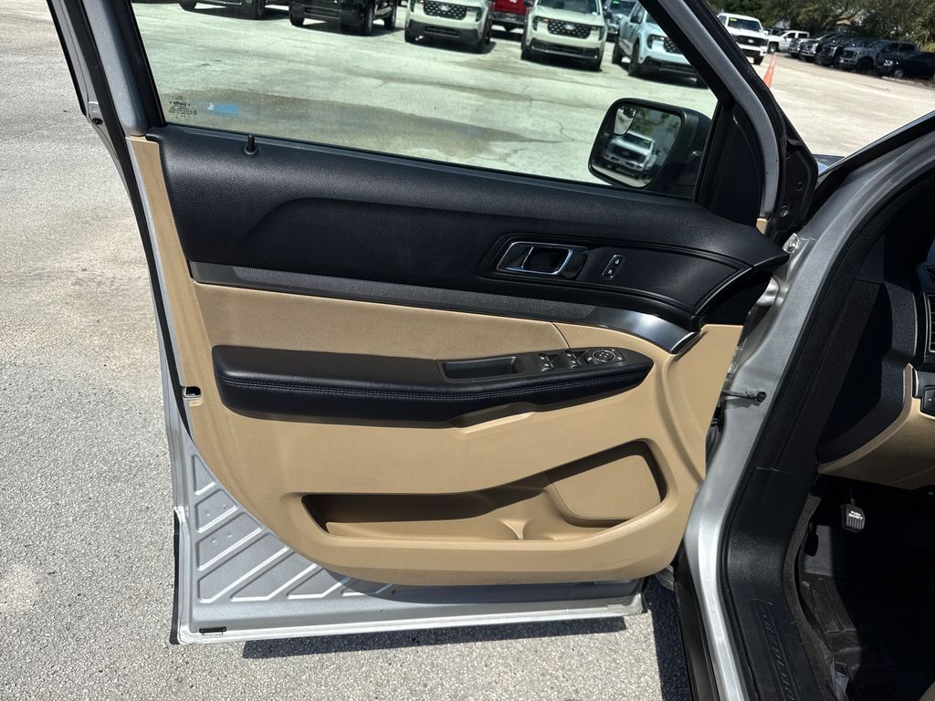 2017 Ford Explorer Base photo 9