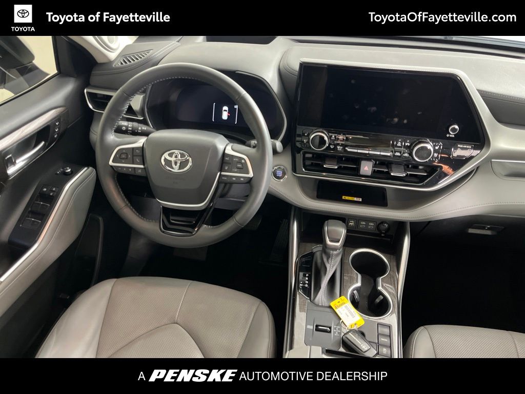 Thumbnail: 2023 Toyota Highlander - 5