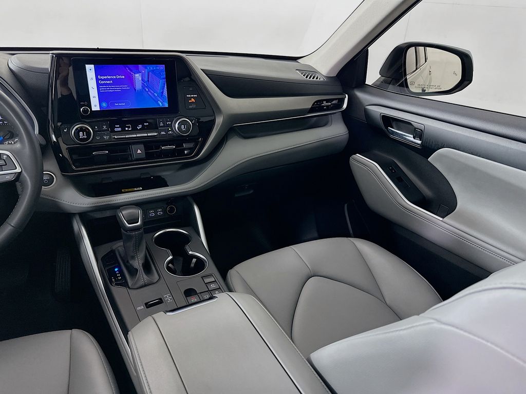 Thumbnail: 2024 Toyota Highlander - 24