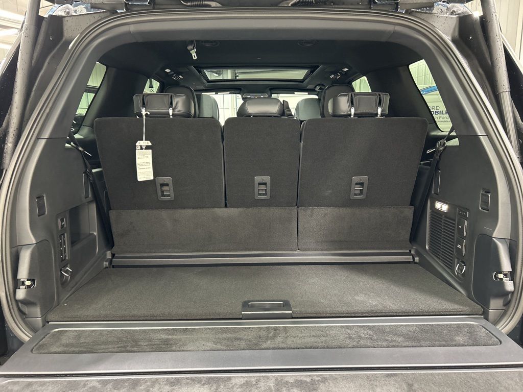 new 2025 Lincoln Navigator car, priced at $100,022