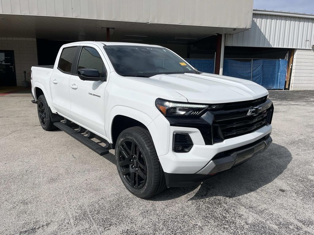 Summit White 2024 Chevrolet Colorado Pickup Truck Four-Wheel Drive 8-Speed Automatic