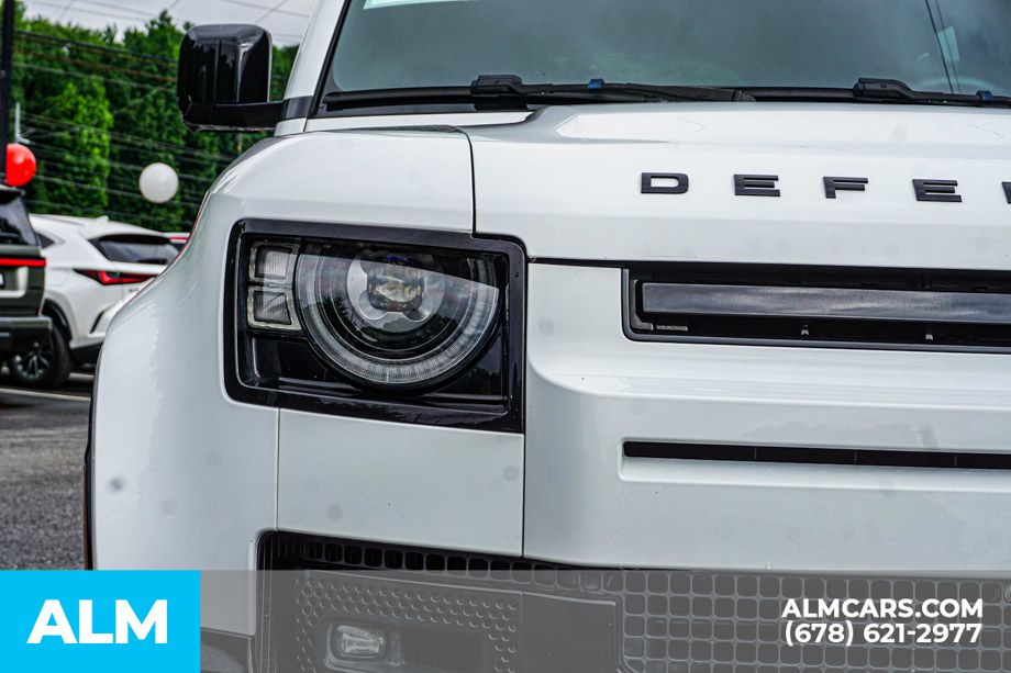 Used 2024 White Land Rover X-Dynamic SE image 11