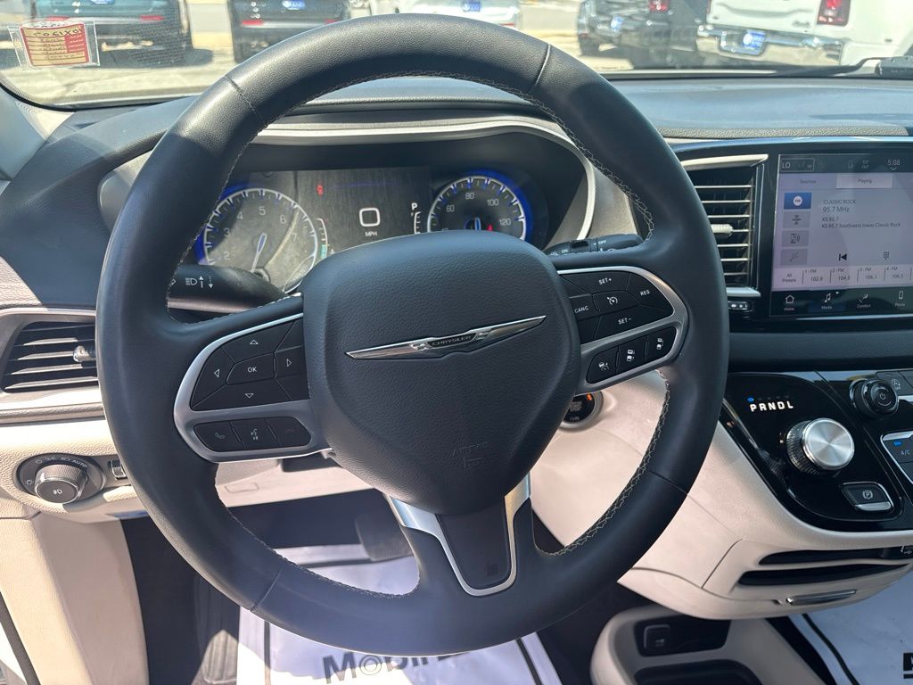 Used 2023 Chrysler Pacifica Van