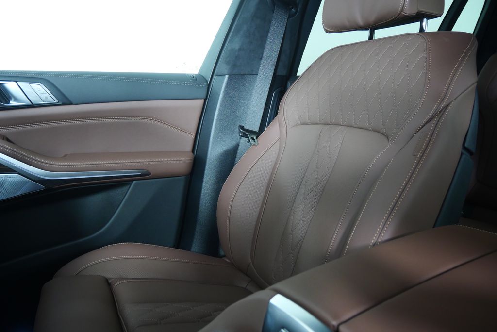 Thumbnail: 2026 BMW X7 - 25