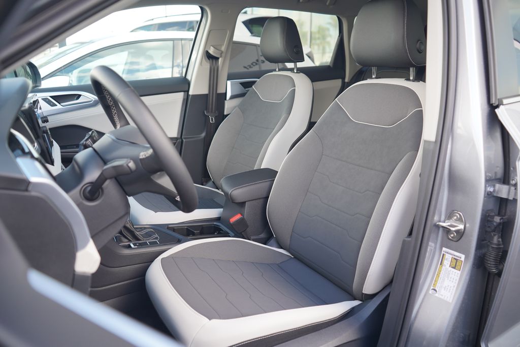 2025 Volkswagen Taos SE 6