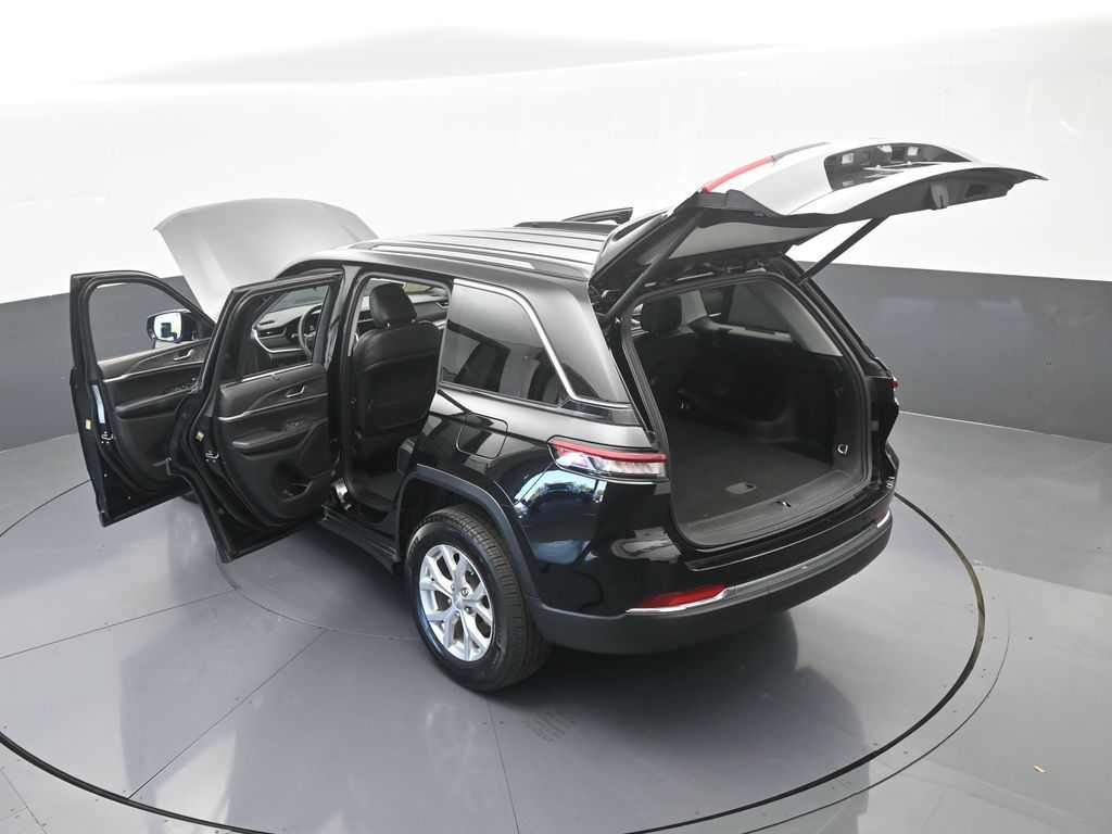 Used 2024 Diamond Black Crystal Pearlcoat Jeep Limited image 74