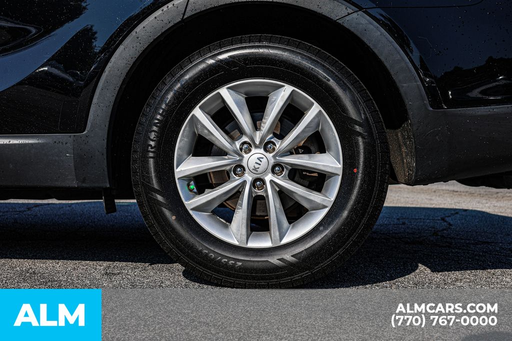 Used 2018 Black Kia L image 17
