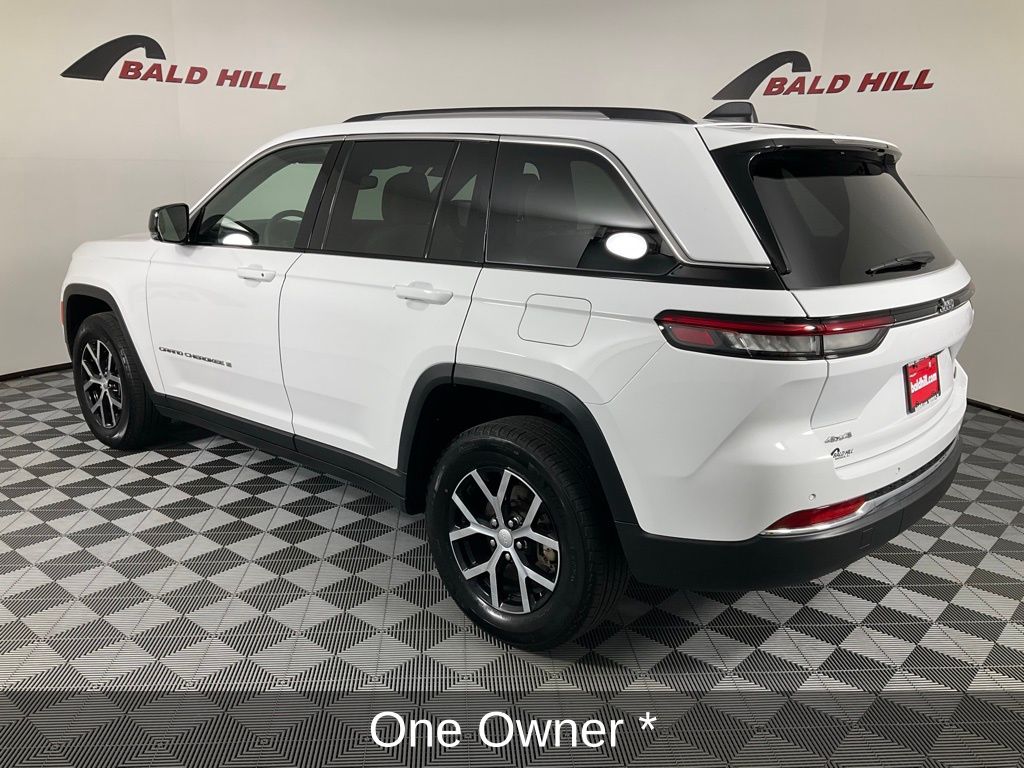 View vehicle photo 4