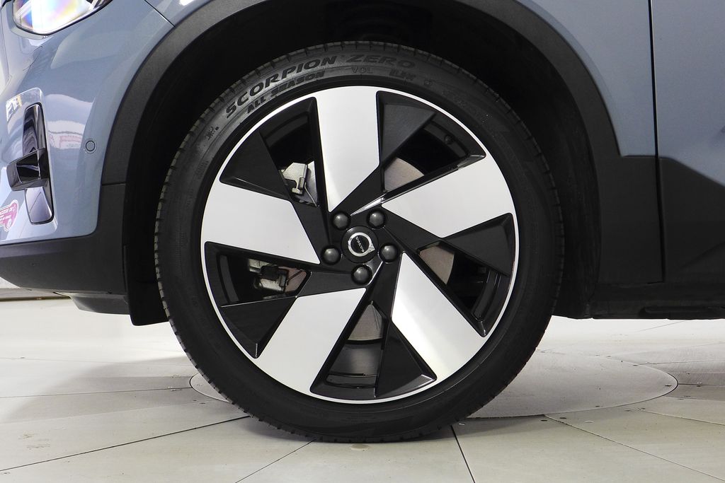 Thumbnail: 2023 Volvo XC40 - 5