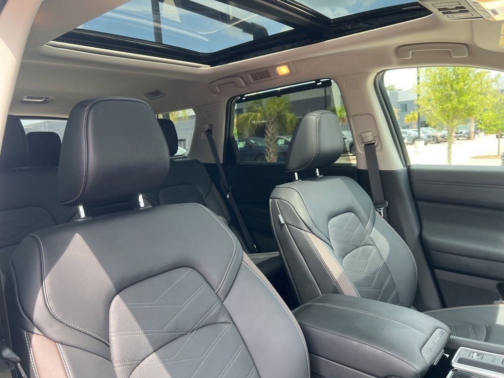 2025 Everest White Pearl Tricoat/Super Black Nissan Pathfinder Platinum FWD SUV