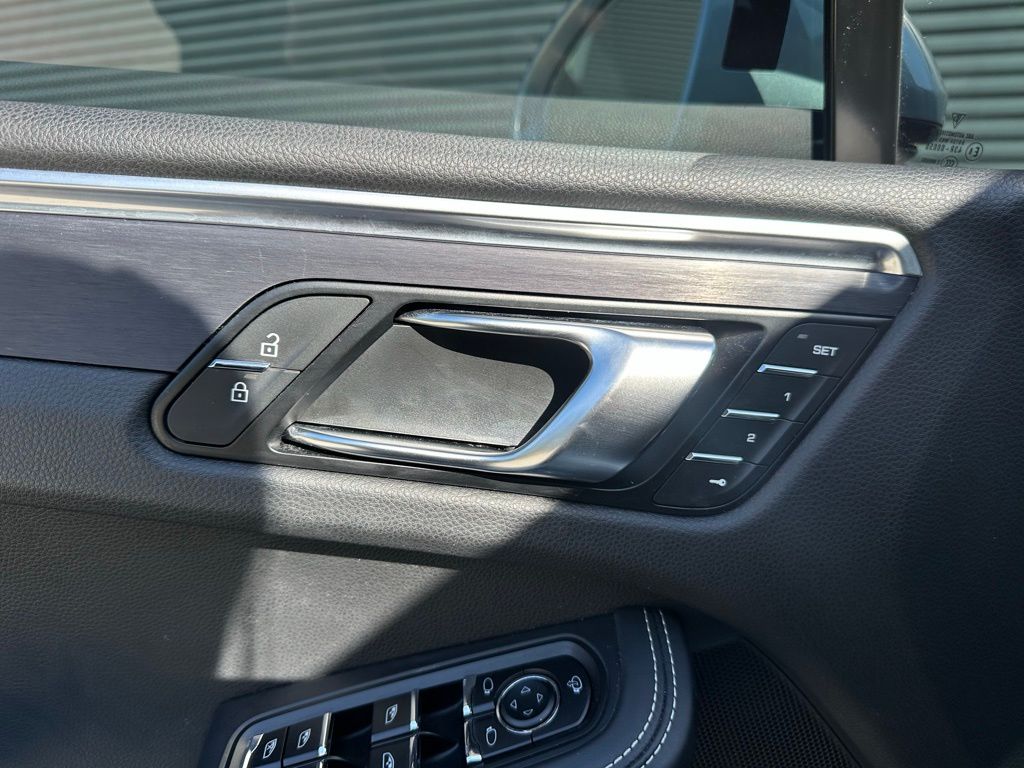 Thumbnail: 2023 Porsche Macan - 21