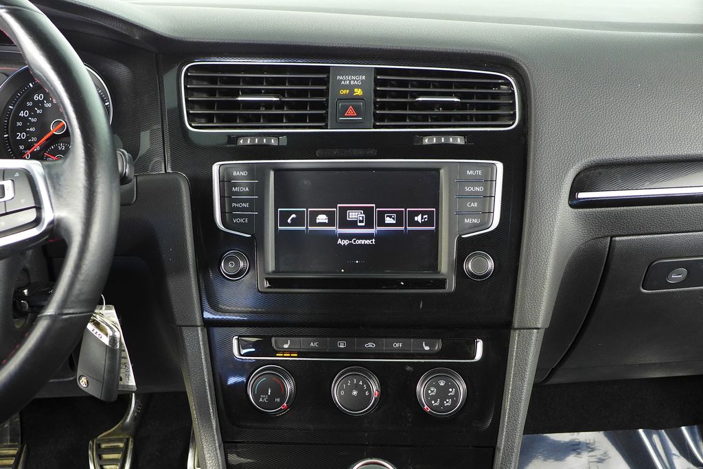 Thumbnail: 2016 Volkswagen Golf - 25