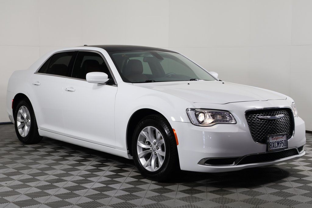 2021 Chrysler 300 Touring 3