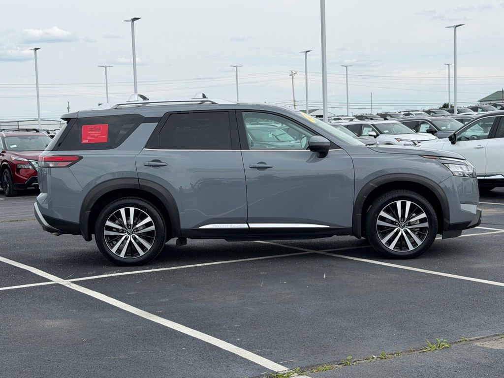 View vehicle photo 4