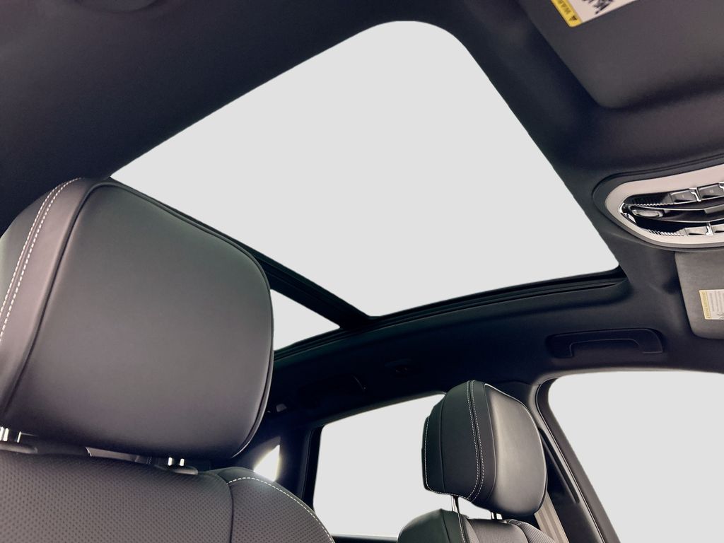 Thumbnail: 2026 Porsche Macan - 21