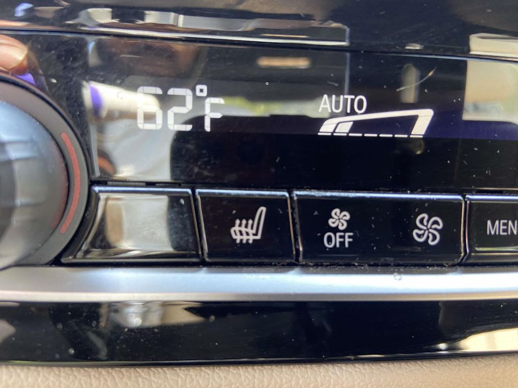 Used 2019 White BMW 540i image 28