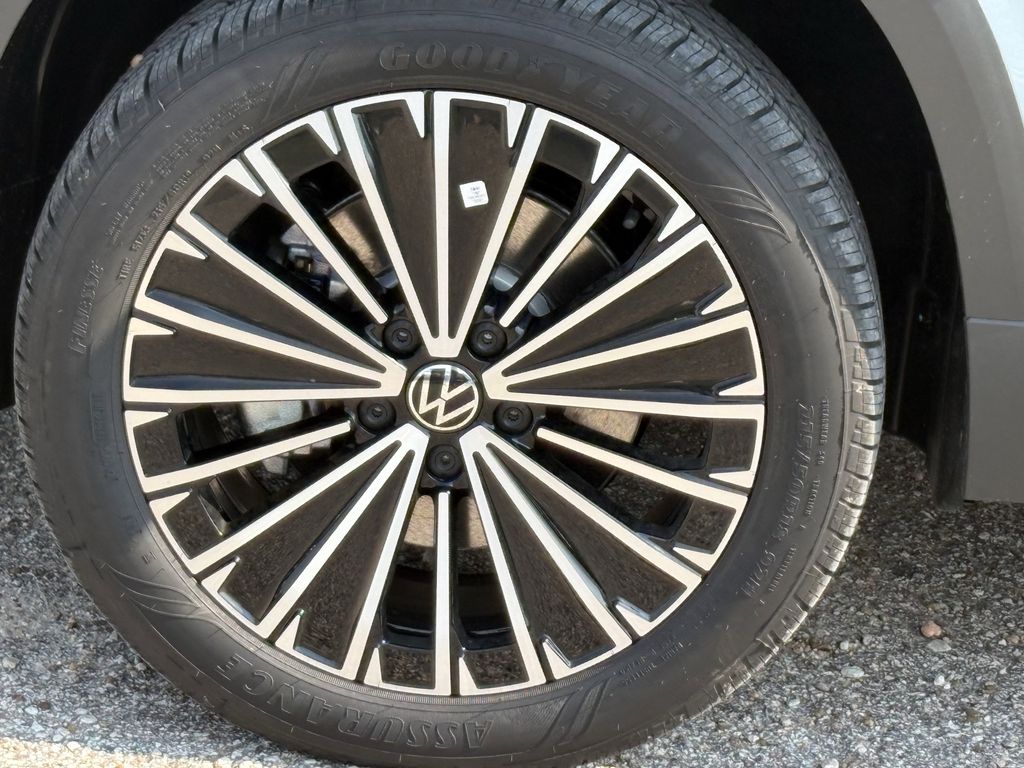 New 2025 Monument Gray Volkswagen 1.5T SE image 9