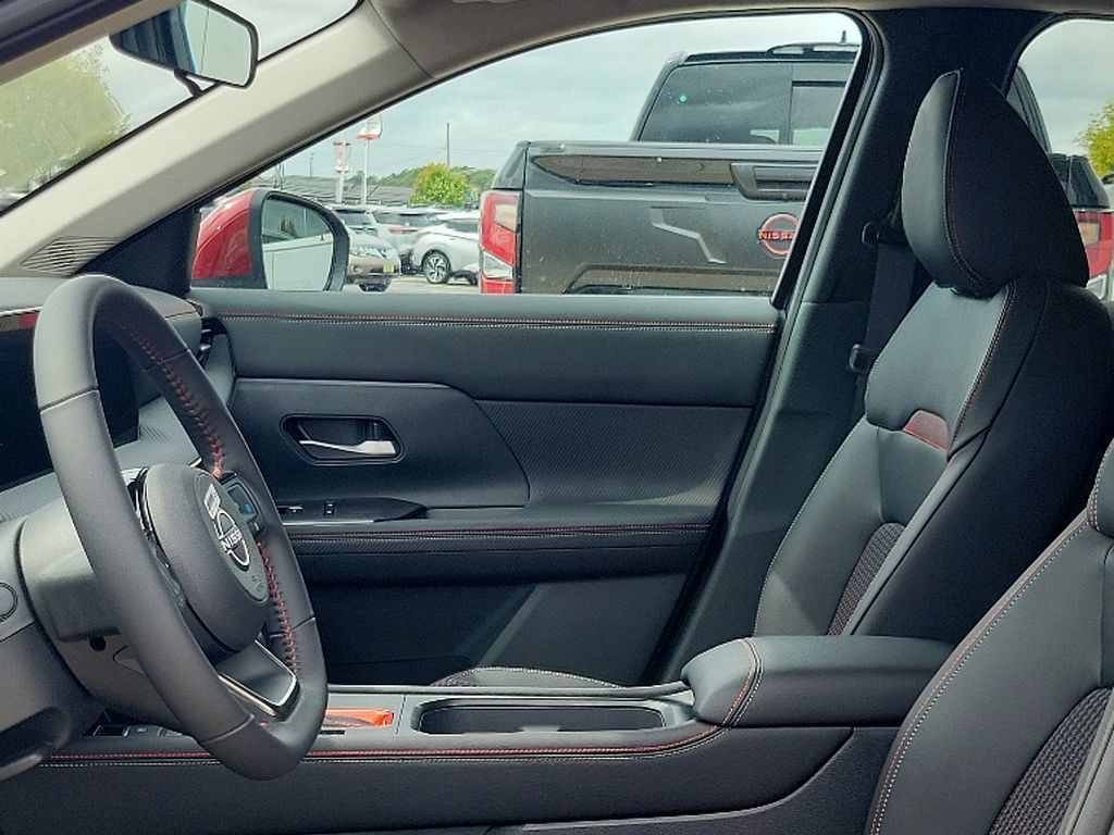 2025 Nissan Kicks SR 8