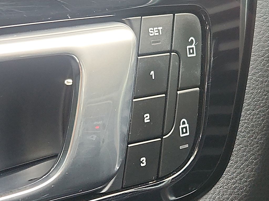 Thumbnail: 2023 Porsche Cayenne - 25