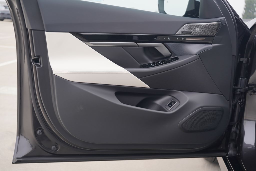 Thumbnail: 2026 BMW 5 Series - 9