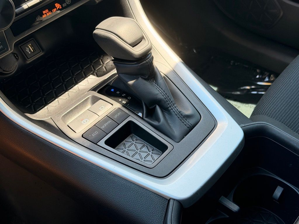 2025 Toyota RAV4 LE Silver Sky Metallic - Jim Hudson Acura - Image 32