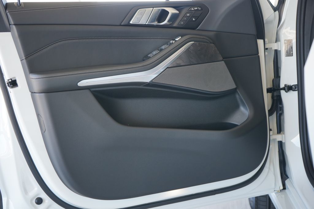 Thumbnail: 2026 BMW X7 - 10