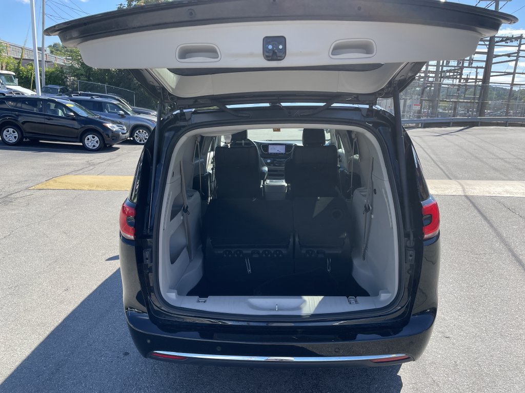 Used 2024 Chrysler Pacifica Van